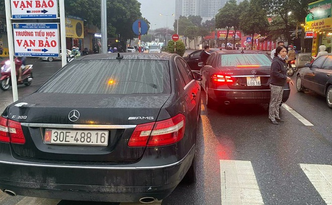 2 xe Mercedes trùng biển số chạm mặt nhau ở Hà Nội: Đã tìm thấy chủ nhân dùng biển thật - Ảnh 1.