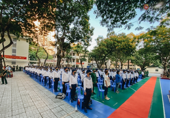 Thanh niên TP.HCM lên đường nhập ngũ: Người khóc nghẹn vì vừa chia tay bạn gái, người hạnh phúc khi được trao nụ hôn đầu tiên - Ảnh 2.