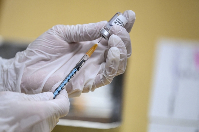 Nhật Bản xuất hiện trường hợp tử vong sau khi tiêm vaccine Covid-19  - Ảnh 1.