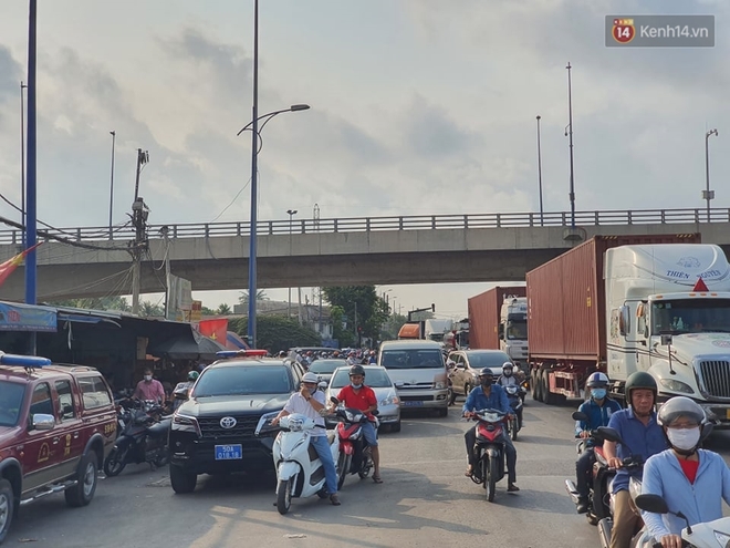 Cháy nhà ở Sài Gòn khiến 6 người trong gia đình tử vong, người thân khóc ngất tại hiện trường - Ảnh 1.