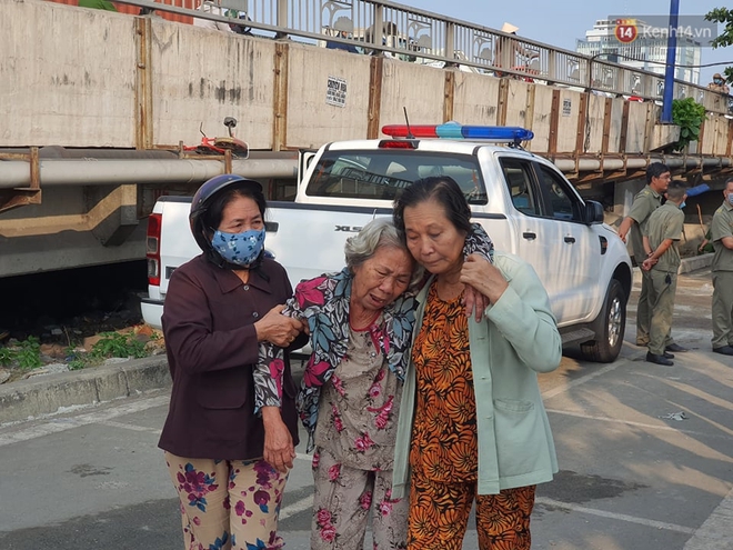 Cháy nhà ở Sài Gòn khiến 6 người trong gia đình tử vong, người thân khóc ngất tại hiện trường - Ảnh 7.