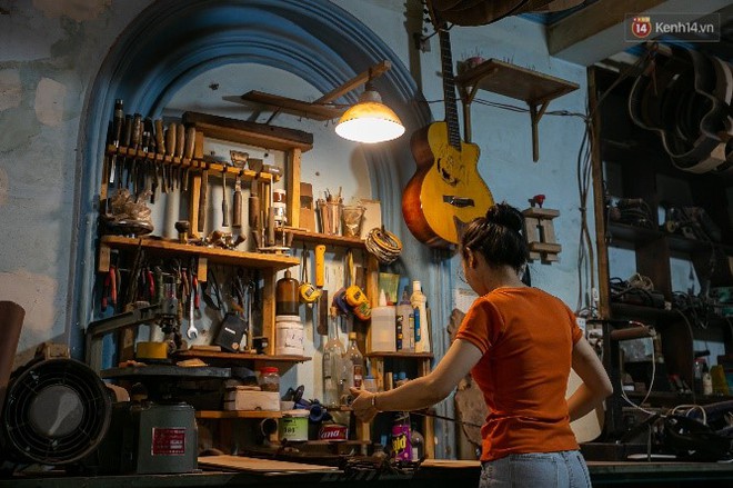 Chàng trai Sài Gòn 15 năm làm đàn guitar handmade: &quot;Có người nước ngoài mang bộ gỗ 70 triệu đến đặt mình làm&quot; - Ảnh 5.
