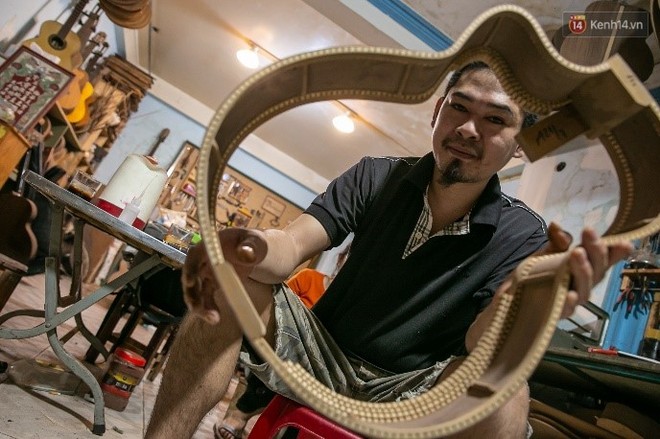 Chàng trai Sài Gòn 15 năm làm đàn guitar handmade: &quot;Có người nước ngoài mang bộ gỗ 70 triệu đến đặt mình làm&quot; - Ảnh 8.