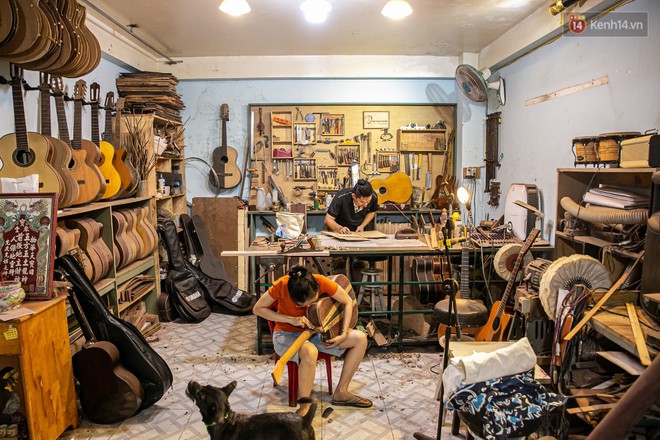Chàng trai Sài Gòn 15 năm làm đàn guitar handmade: &quot;Có người nước ngoài mang bộ gỗ 70 triệu đến đặt mình làm&quot; - Ảnh 9.