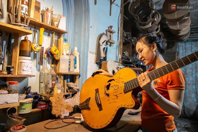Chàng trai Sài Gòn 15 năm làm đàn guitar handmade: &quot;Có người nước ngoài mang bộ gỗ 70 triệu đến đặt mình làm&quot; - Ảnh 10.