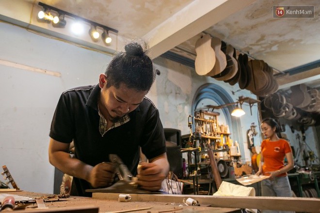 Chàng trai Sài Gòn 15 năm làm đàn guitar handmade: &quot;Có người nước ngoài mang bộ gỗ 70 triệu đến đặt mình làm&quot; - Ảnh 11.