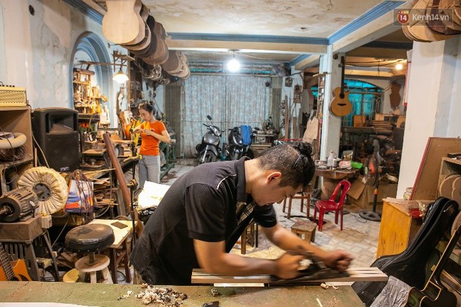 Chàng trai Sài Gòn 15 năm làm đàn guitar handmade: &quot;Có người nước ngoài mang bộ gỗ 70 triệu đến đặt mình làm&quot; - Ảnh 11.