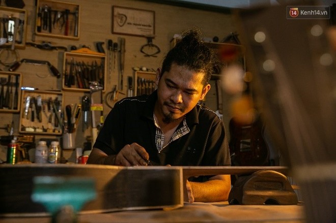 Chàng trai Sài Gòn 15 năm làm đàn guitar handmade: &quot;Có người nước ngoài mang bộ gỗ 70 triệu đến đặt mình làm&quot; - Ảnh 12.