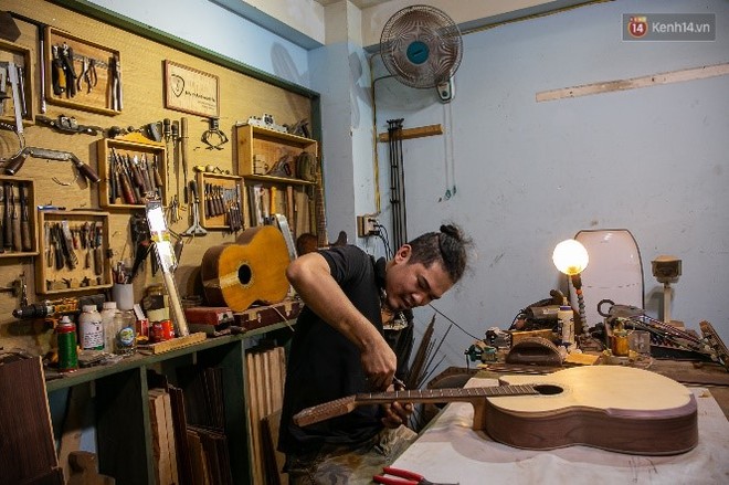 Chàng trai Sài Gòn 15 năm làm đàn guitar handmade: &quot;Có người nước ngoài mang bộ gỗ 70 triệu đến đặt mình làm&quot; - Ảnh 13.