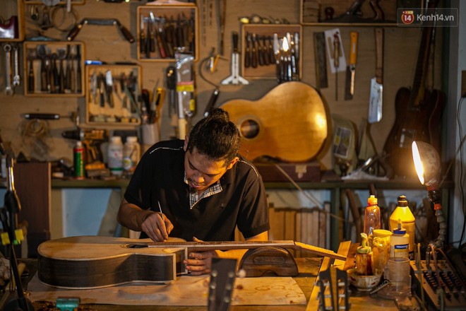 Chàng trai Sài Gòn 15 năm làm đàn guitar handmade: &quot;Có người nước ngoài mang bộ gỗ 70 triệu đến đặt mình làm&quot; - Ảnh 14.