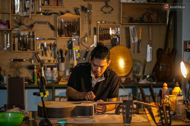 Chàng trai Sài Gòn 15 năm làm đàn guitar handmade: &quot;Có người nước ngoài mang bộ gỗ 70 triệu đến đặt mình làm&quot; - Ảnh 14.