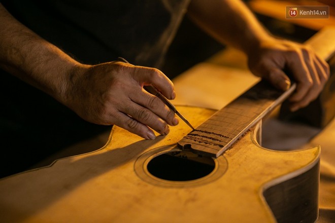 Chàng trai Sài Gòn 15 năm làm đàn guitar handmade: &quot;Có người nước ngoài mang bộ gỗ 70 triệu đến đặt mình làm&quot; - Ảnh 15.