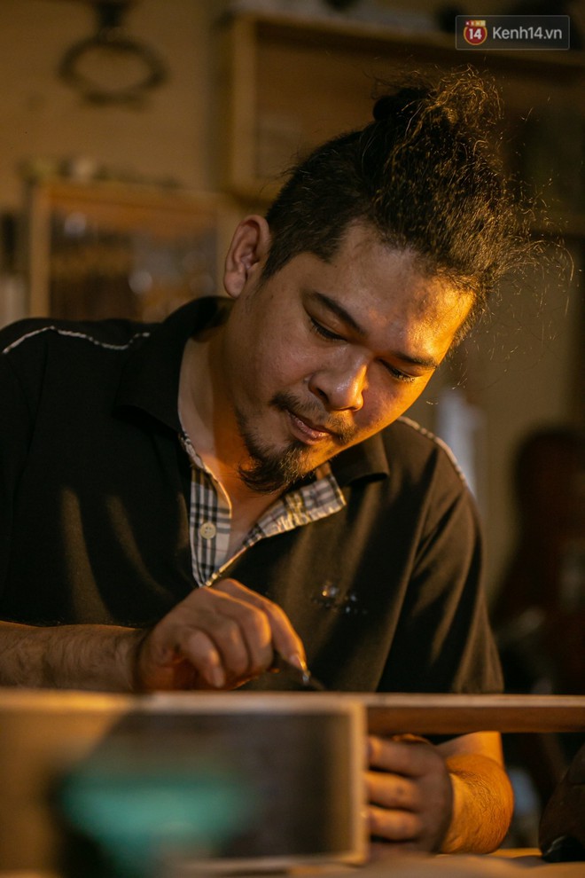 Chàng trai Sài Gòn 15 năm làm đàn guitar handmade: &quot;Có người nước ngoài mang bộ gỗ 70 triệu đến đặt mình làm&quot; - Ảnh 15.