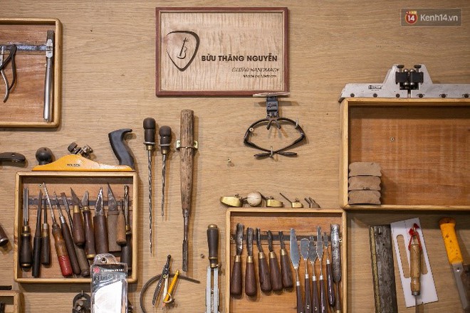 Chàng trai Sài Gòn 15 năm làm đàn guitar handmade: "Có người nước ngoài mang bộ gỗ 70 triệu đến đặt mình làm" - Ảnh 3.