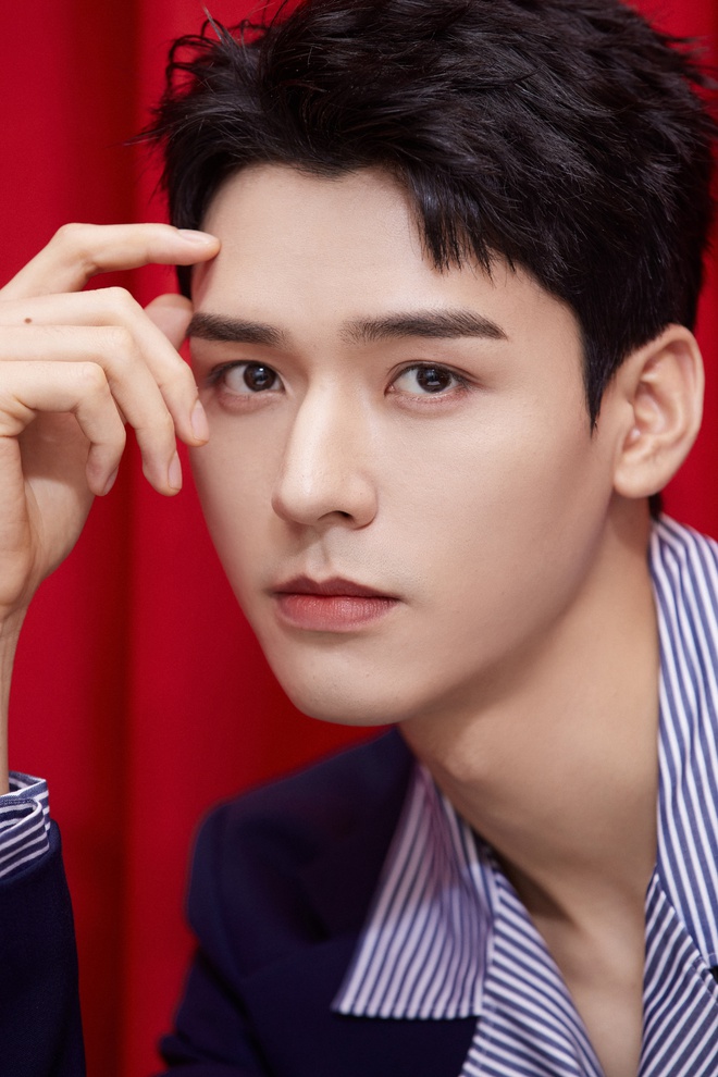 Ảnh chưa qua chỉnh sửa của mỹ nam Thi&ecirc;n Nhai Kh&aacute;ch g&acirc;y b&atilde;o Weibo: Kh&ocirc;ng t&igrave;m ra khuyết điểm, fan nữ ghen tị đỏ mắt - Ảnh 6.