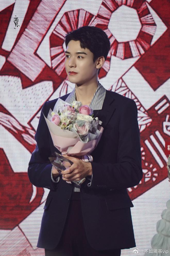 Ảnh chưa qua chỉnh sửa của mỹ nam Thi&ecirc;n Nhai Kh&aacute;ch g&acirc;y b&atilde;o Weibo: Kh&ocirc;ng t&igrave;m ra khuyết điểm, fan nữ ghen tị đỏ mắt - Ảnh 8.