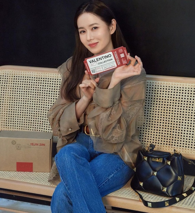 Son Ye Jin lên đồ sang xịn lấn át cả đại sứ Đường Yên khi dự show Valentino, đẳng cấp chị đẹp quả không đùa được đâu - Ảnh 1.