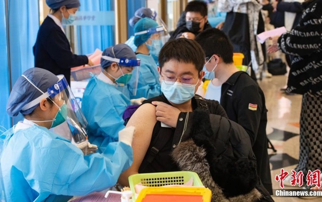 Trung Quốc tiêm vaccine Covid-19 cho 64% dân số vào cuối 2021, Ấn Độ mở phòng tiêm 24/7 - Ảnh 1.
