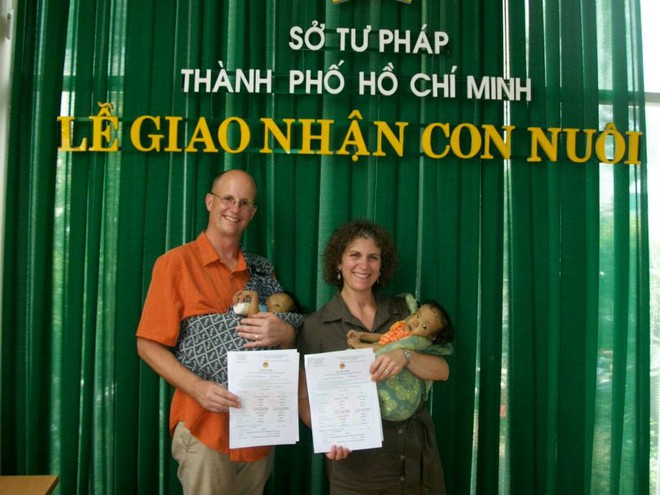 Ứa nước mắt nghe chuyện về cặp vợ chồng Canada t&igrave;m sự sống cho 2 con nu&ocirc;i gốc Việt: Chuẩn bị sẵn hũ đựng tro cốt v&igrave; chẳng c&ograve;n nhiều hy vọng nhưng rồi ph&eacute;p m&agrave;u đ&atilde; đến! - Ảnh 3.