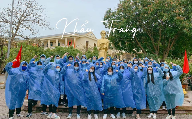 Bộ kỷ yếu anti Covid trở thành hot trend mùa dịch, chỉ áo mưa với khẩu trang mà ra ảnh xịn xò phết - Ảnh 1. Bộ kỷ yếu anti Covid trở thành hot trend mùa dịch, chỉ áo mưa với khẩu trang mà ra ảnh xịn xò phết - Ảnh 1.