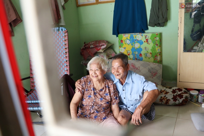 60 năm làm vợ chồng, ông vẫn giặt đồ, tắm gội cho bà lúc ốm đau, bệnh tật: "Tui không có con, cả đời này có mình bả thôi" - Ảnh 13.