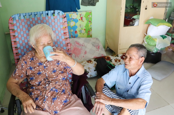 60 năm làm vợ chồng, ông vẫn giặt đồ, tắm gội cho bà lúc ốm đau, bệnh tật: "Tui không có con, cả đời này có mình bả thôi" - Ảnh 12.