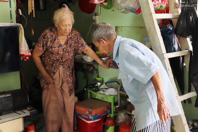 60 năm làm vợ chồng, ông vẫn giặt đồ, tắm gội cho bà lúc ốm đau, bệnh tật: Tui không có con, cả đời này có mình bả thôi - Ảnh 1.