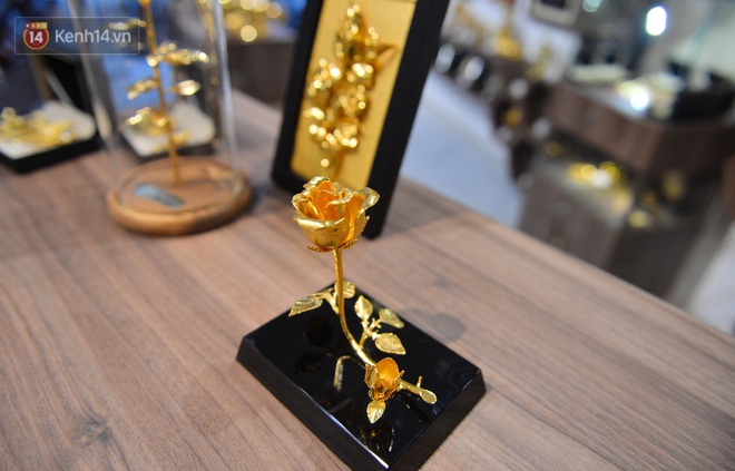 Cận cảnh hoa hồng đúc vàng giá 330 triệu đồng được đại gia Hải Phòng mua làm quà tặng ngày 8&frasl;3 - Ảnh 10.