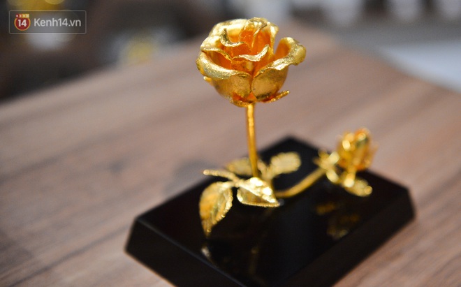 Cận cảnh hoa hồng đúc vàng giá 330 triệu đồng được đại gia Hải Phòng mua làm quà tặng ngày 8&frasl;3 - Ảnh 10.