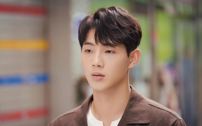 Sau drama bạo lực, Ji Soo tiếp tục bị ekip phim bóc trần tính cách: Xấc láo, khạc nhổ bừa bãi, coi quản lý như người hầu - Ảnh 2.