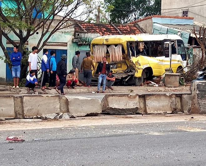 Tai nạn liên hoàn, xe khách lao thẳng vào nhà dân ở Quảng Bình - Ảnh 1.