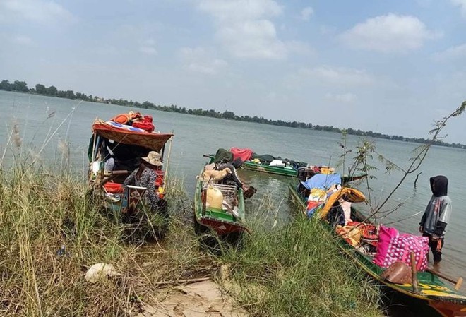 Ngăn chặn 35 người từ Campuchia vượt sông nhập cảnh trái phép - Ảnh 1.