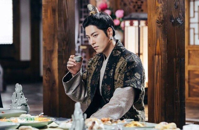 Dàn sao Moon Lovers sau 5 năm: Ji Soo toang nặng vì phốt bạo lực học đường, Nam Joo Hyuk cũng bơi trong bể phốt - Ảnh 13.