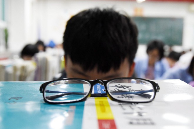 1 người đi trước 3 người, theo sau 4 người, học trò tính ra 8 người vẫn bị gạch sai, nghe lý giải của giáo viên mới vỡ lẽ - Ảnh 3. 1 người đi trước 3 người, theo sau 4 người, học trò tính ra 8 người vẫn bị gạch sai, nghe lý giải của giáo viên mới vỡ lẽ - Ảnh 3.