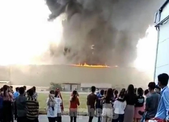 Cháy lớn tại Khu công nghiệp Sóng Thần 2 Bình Dương - Ảnh 1.