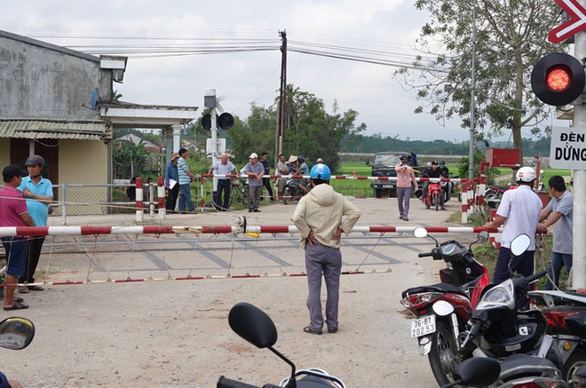  Ô tô vượt gác chắn tàu hỏa, 3 người trong gia đình thương vong  - Ảnh 1.