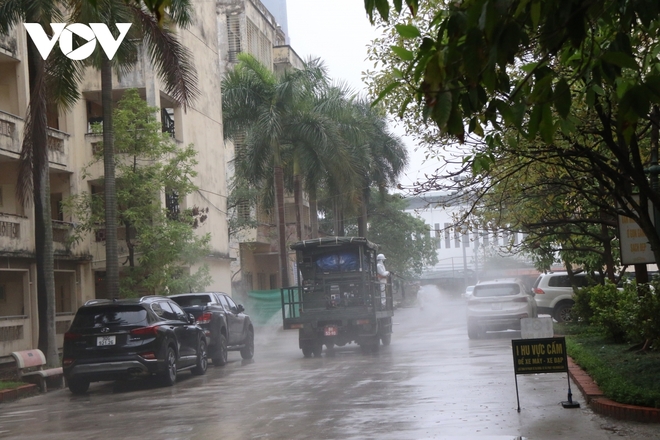 Các trường Đại học ở Hà Nội thực hiện vệ sinh, khử khuẩn chuẩn bị đón sinh viên trở lại - Ảnh 7.