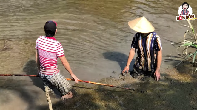 Nghệ sĩ Hoài Linh bì bõm lội xuống bùn để "kiếm cơm", xem xong càng thấy thương những người dân làm nghề "bà cậu" - Ảnh 2.