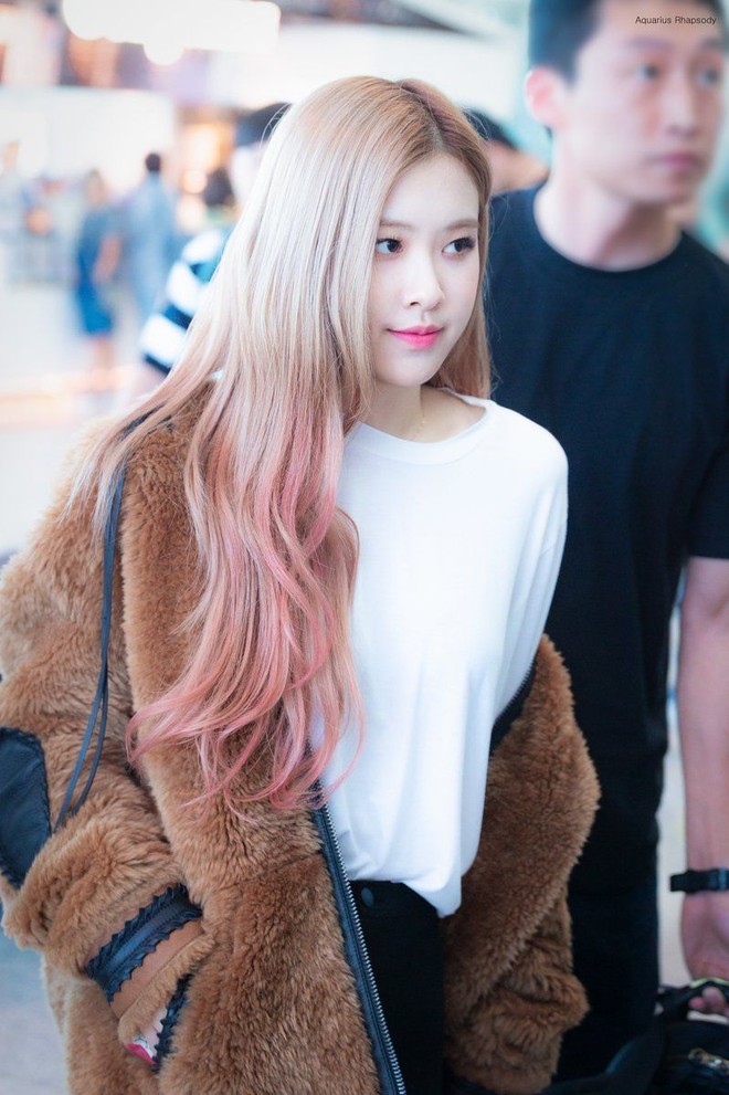 Sau bao nhiêu lần lộ diện mà Rosé chỉ để mãi 1 kiểu tóc na ná nhau, fan bất bình: "Sao stylist đối xử bất công vậy?" - Ảnh 2.