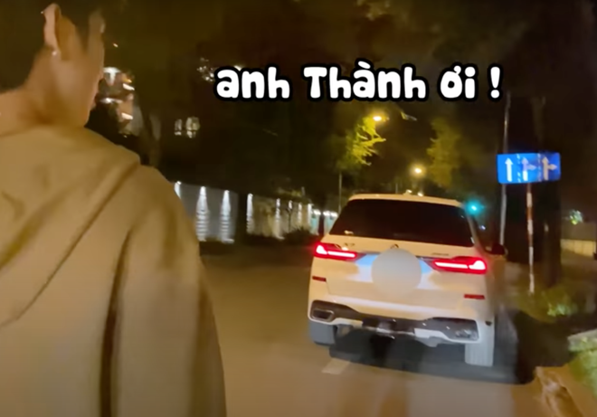 Đi xe 7 tỷ nhưng Trấn Thành vẫn gặp sự cố muối mặt giữa đường, phải ké xe đò ekip Bố Già, Lê Giang kêu oai oái - Ảnh 3.