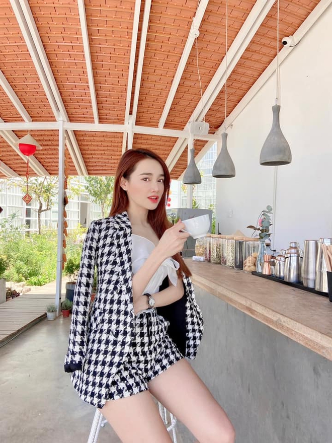Từ Nhã Phương là chị em tăm tia được bao set đồ siêu xinh để xúng xính diện tối 8/3 - Ảnh 1.