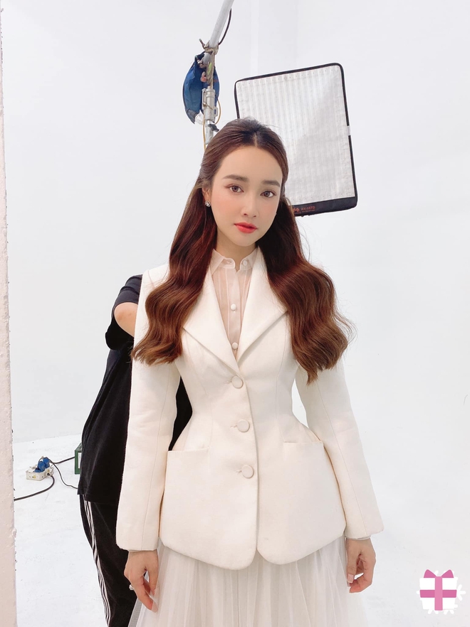 Từ Nhã Phương là chị em tăm tia được bao set đồ siêu xinh để xúng xính diện tối 8/3 - Ảnh 8.