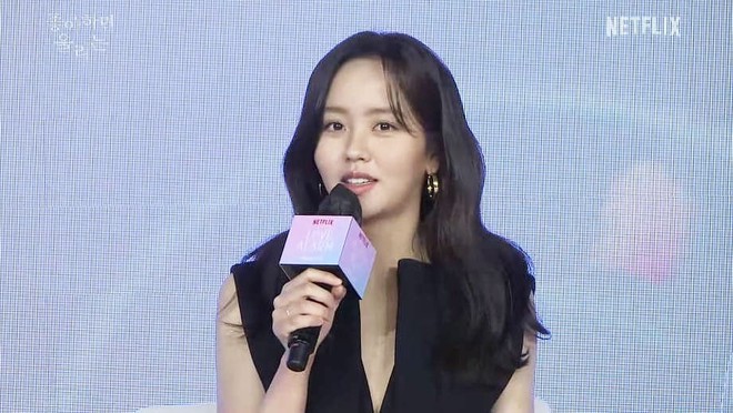 Ngược đời Kim So Hyun dự sự kiện: Ảnh chính thức đơ như tượng sáp, cap vội livestream lại xinh đẹp ngút ngàn - Ảnh 3.