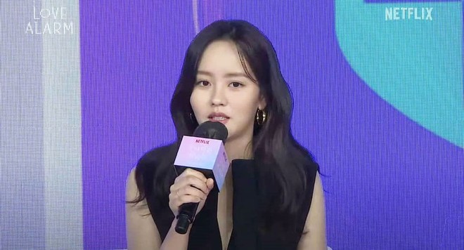 Ngược đời Kim So Hyun dự sự kiện: Ảnh chính thức đơ như tượng sáp, cap vội livestream lại xinh đẹp ngút ngàn - Ảnh 5.