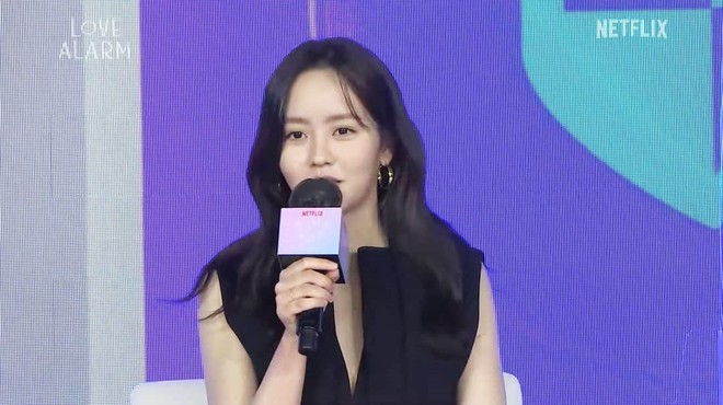 Ngược đời Kim So Hyun dự sự kiện: Ảnh chính thức đơ như tượng sáp, cap vội livestream lại xinh đẹp ngút ngàn - Ảnh 4.