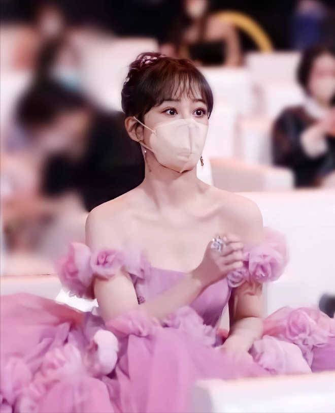 Dương Tử bị b&oacute;c chuyện thẩm mỹ &ldquo;mỳ ăn liền&rdquo;: Ti&ecirc;m to&agrave;n bộ body để c&oacute; v&oacute;c d&aacute;ng mảnh mai trong thời gian ch&oacute;ng v&aacute;nh? - Ảnh 9.