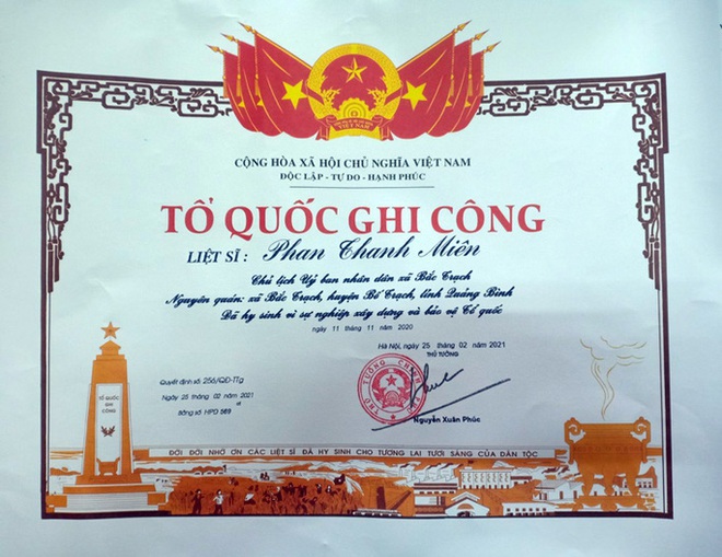 Cấp bằng Tổ quốc ghi c&ocirc;ng cho chủ tịch x&atilde; hy sinh v&igrave; cứu d&acirc;n trong lũ - Ảnh 1.
