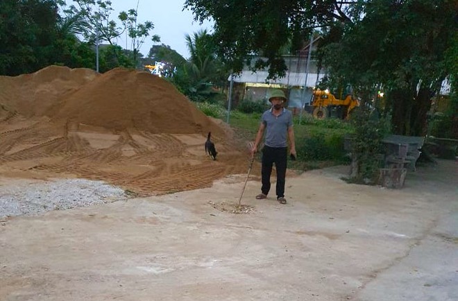 2 người cưa cây bên đường đổ đè trúng một phụ nữ, khiến nạn nhân dập đốt sống cổ, gãy xương - Ảnh 2.