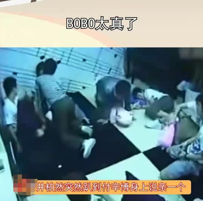 Bê bối gây sốc Weibo: Mỹ nam Tỉnh Bách Nhiên lộ clip lao vào hôn nam đồng nghiệp, loạt tình tiết đáng ngờ năm xưa bị đào lại - Ảnh 3.