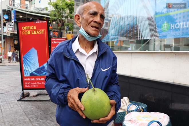 Đằng sau bức ảnh cụ ông bên đống trái cây ế là tấm lòng thơm thảo của người Sài Gòn: "Ở đây người ta thương tui dữ lắm" - Ảnh 5.